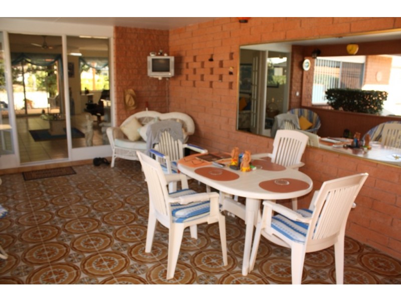 6 San Michelle Ct, Broadbeach Waters QLD 4218