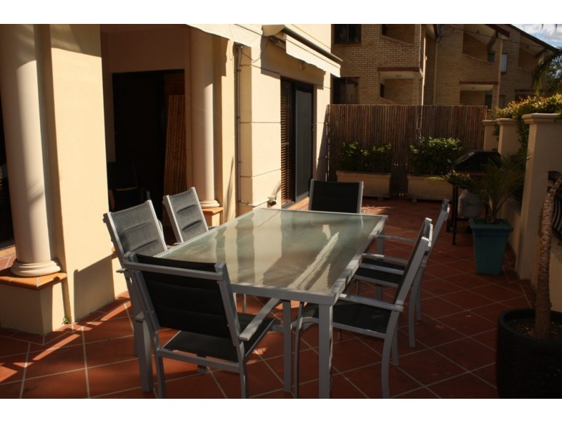 1/12 St Kilda Ave, Broadbeach QLD 4218