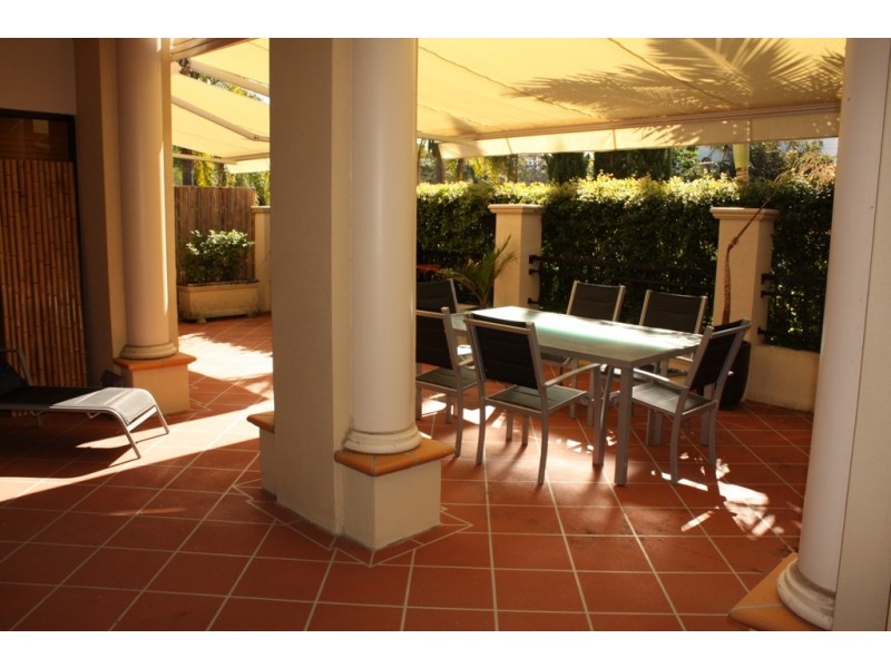 1/12 St Kilda Ave, Broadbeach QLD 4218