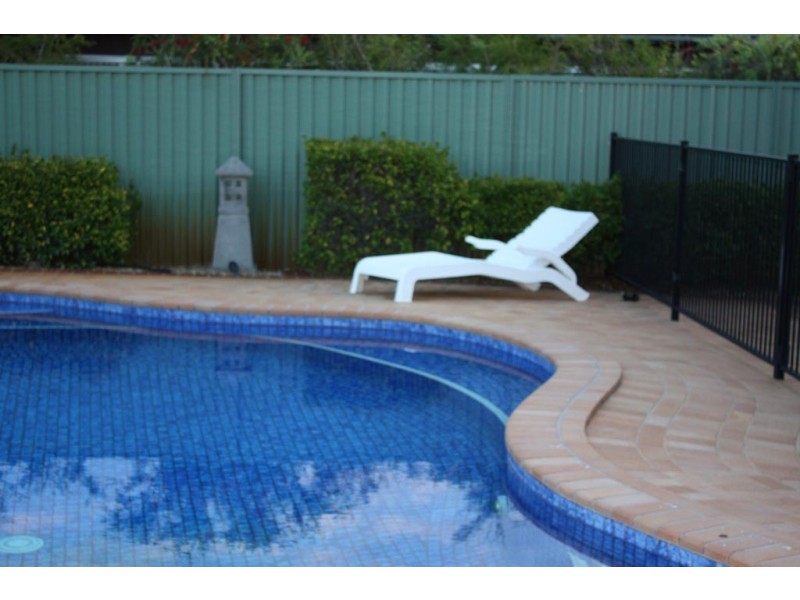 4 Rumrunner St, Mermaid Waters QLD 4218
