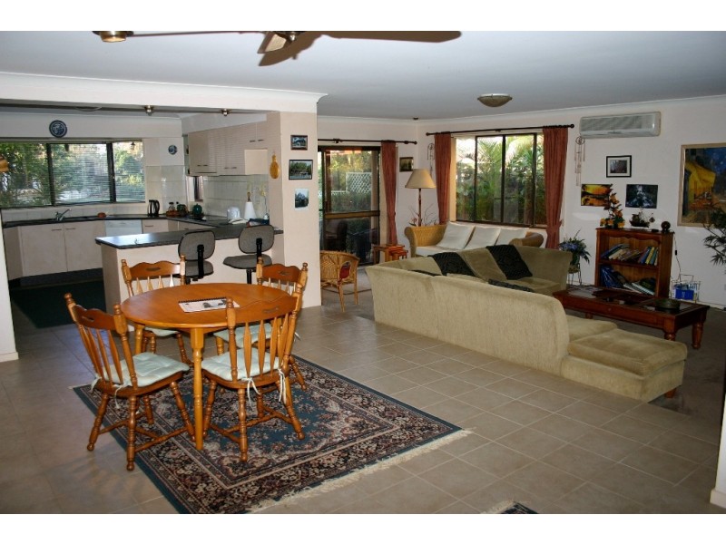 49 Te Peters Drive, Broadbeach Waters QLD 4218