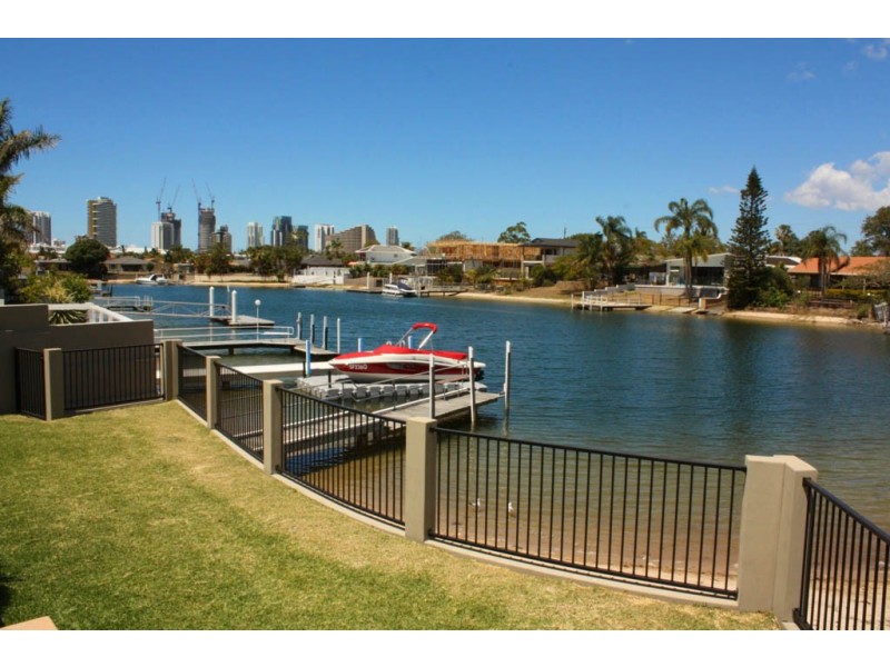 4 Grant Place, Broadbeach Waters QLD 4218