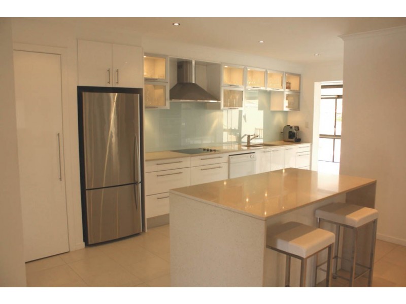 4 Grant Place, Broadbeach Waters QLD 4218