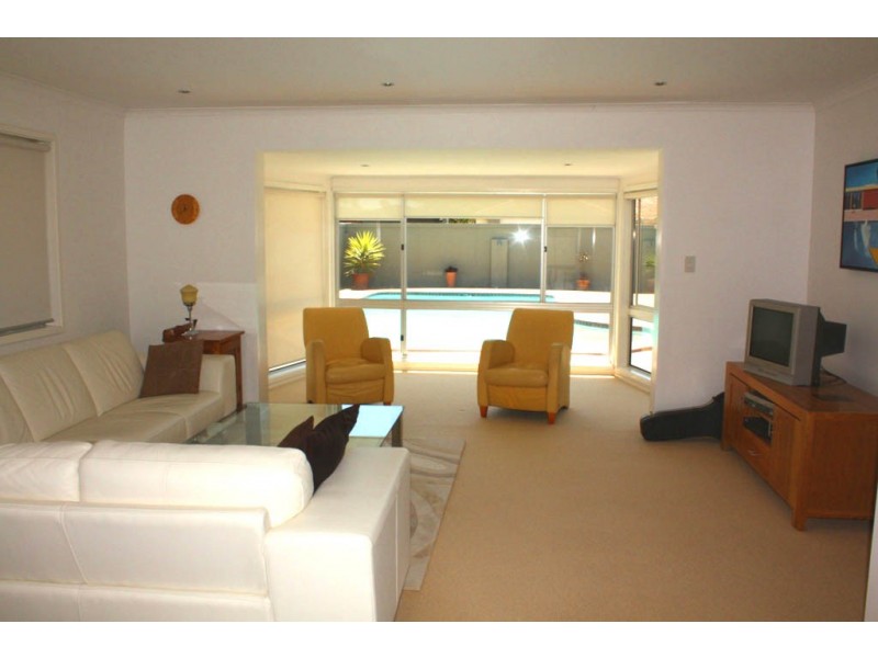 4 Grant Place, Broadbeach Waters QLD 4218