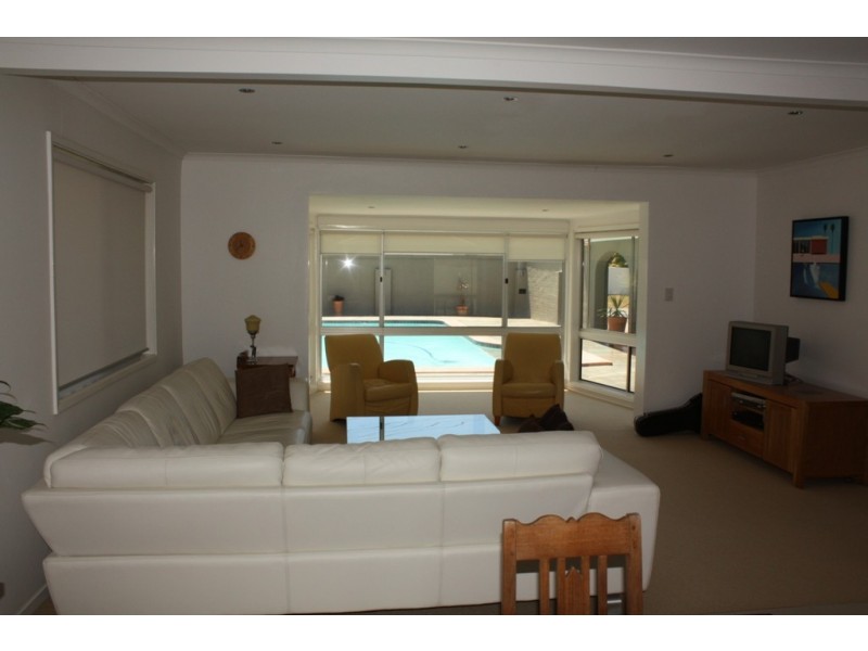 4 Grant Place, Broadbeach Waters QLD 4218