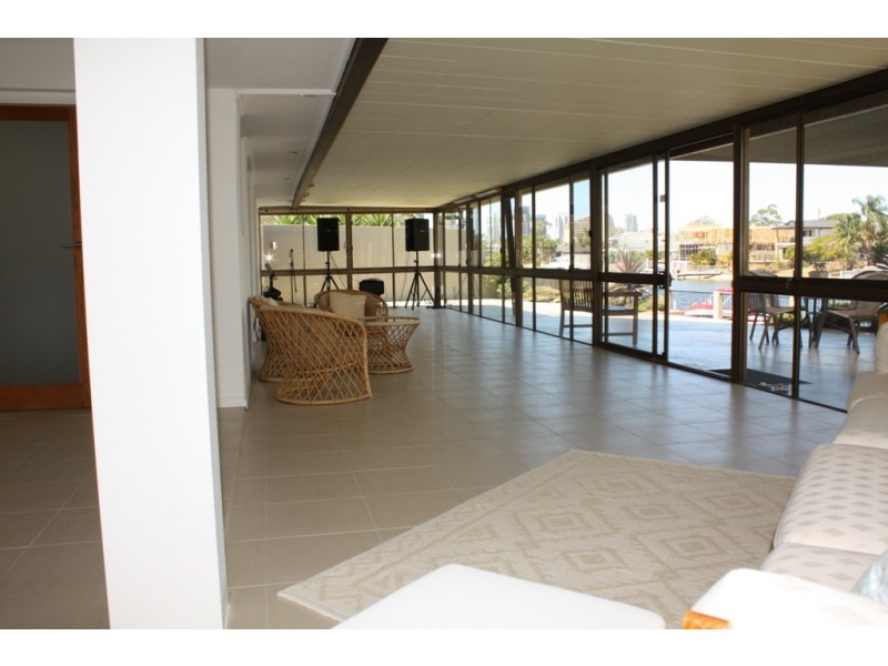 4 Grant Place, Broadbeach Waters QLD 4218