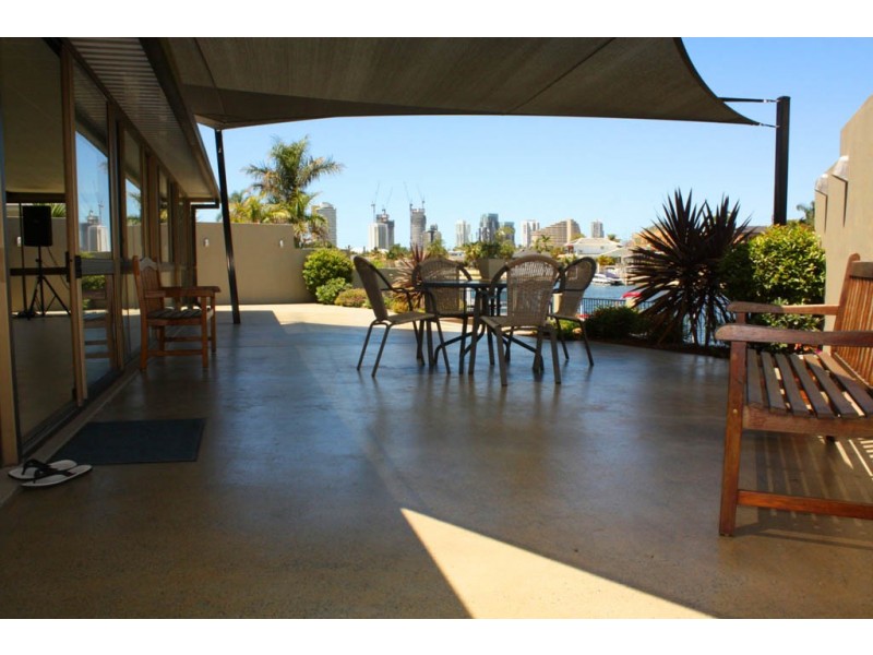 4 Grant Place, Broadbeach Waters QLD 4218