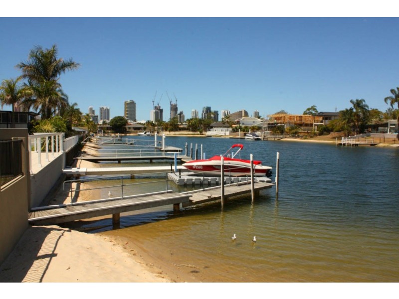 4 Grant Place, Broadbeach Waters QLD 4218
