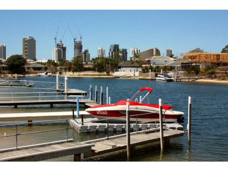 4 Grant Place, Broadbeach Waters QLD 4218