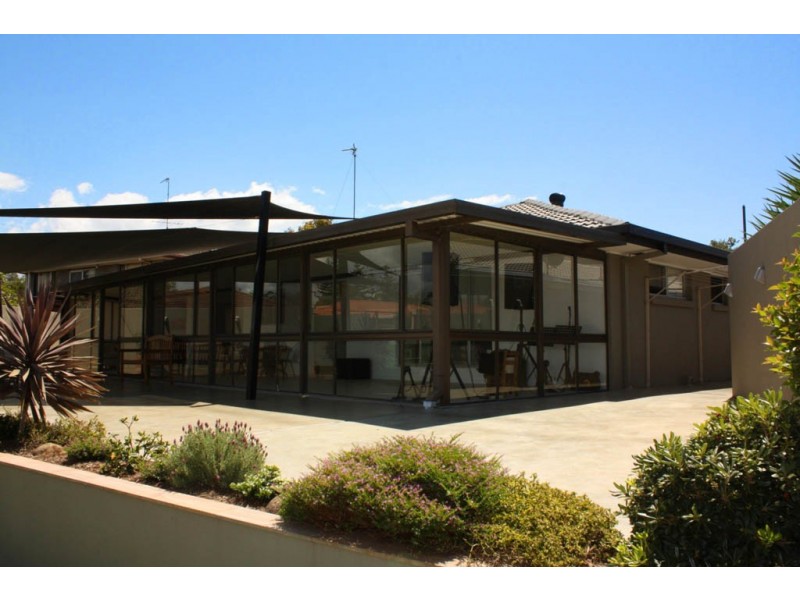 4 Grant Place, Broadbeach Waters QLD 4218