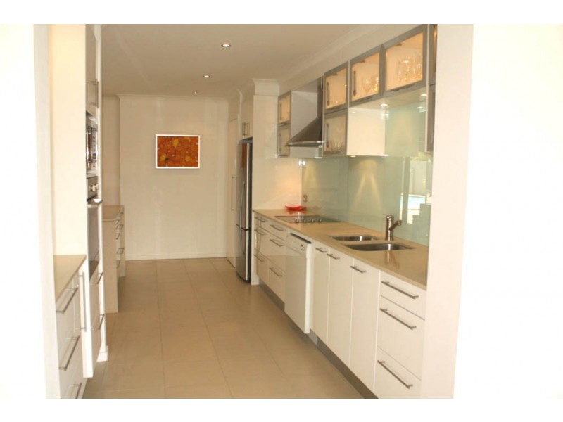 4 Grant Place, Broadbeach Waters QLD 4218