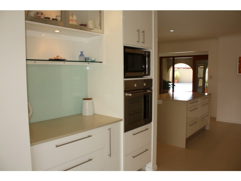 4 Grant Place, Broadbeach Waters QLD 4218