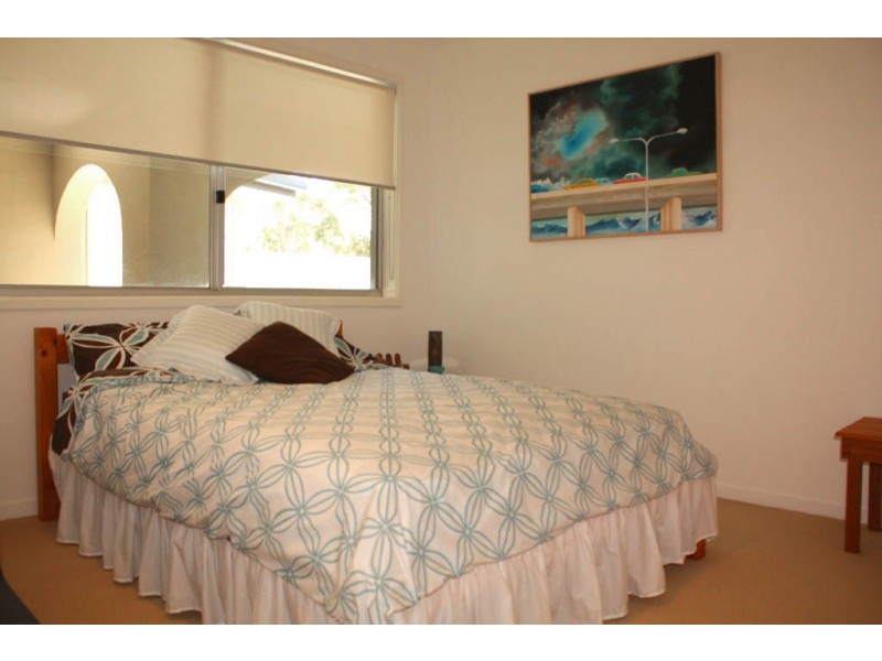 4 Grant Place, Broadbeach Waters QLD 4218