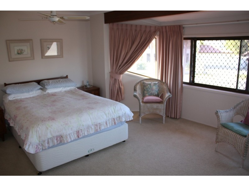 42 Merrimac Blvd, Broadbeach Waters QLD 4218