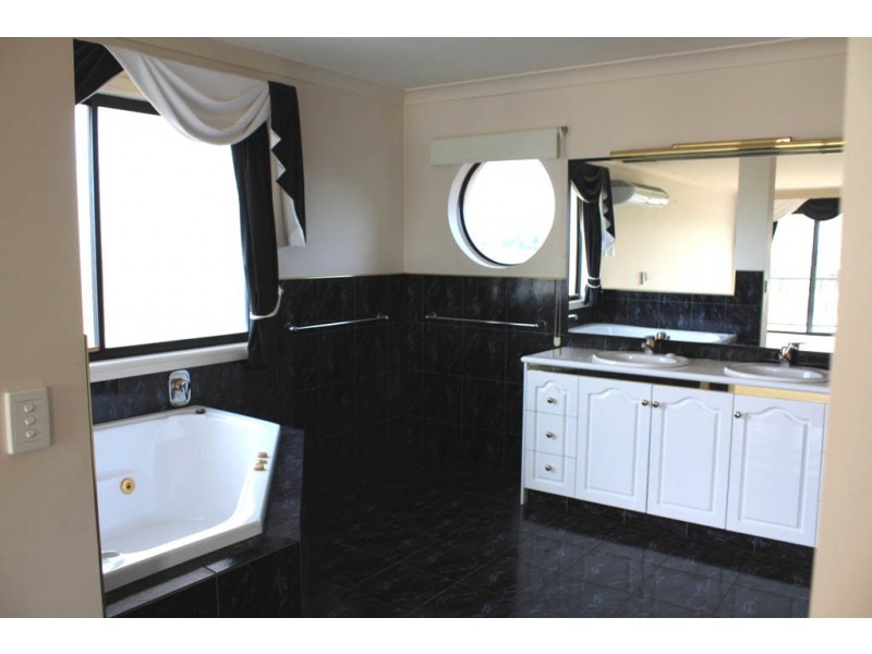 28  Rosemont Ave, Broadbeach Waters QLD 4218