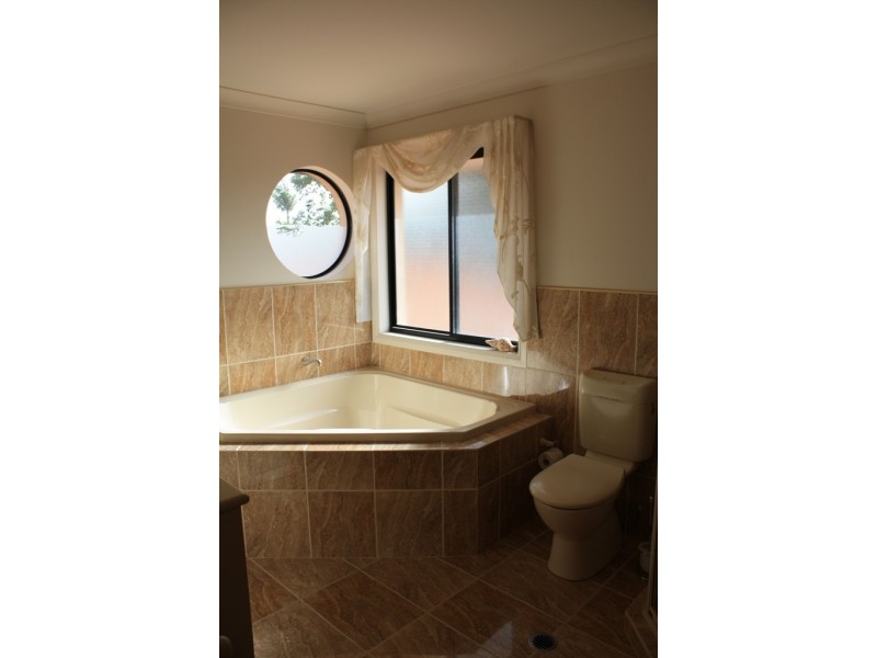 28  Rosemont Ave, Broadbeach Waters QLD 4218