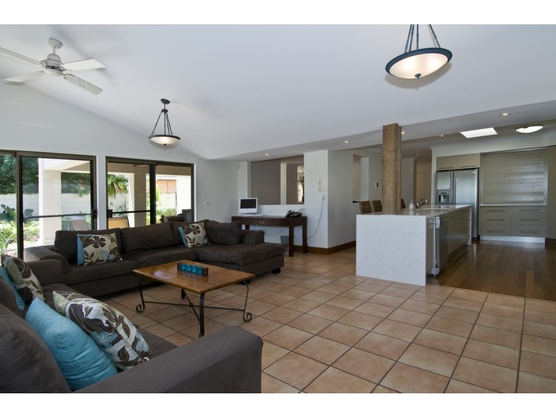 39 Beverley Cres, Broadbeach Waters QLD 4218