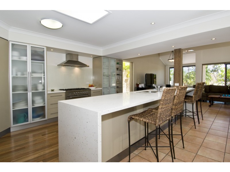 39 Beverley Cres, Broadbeach Waters QLD 4218