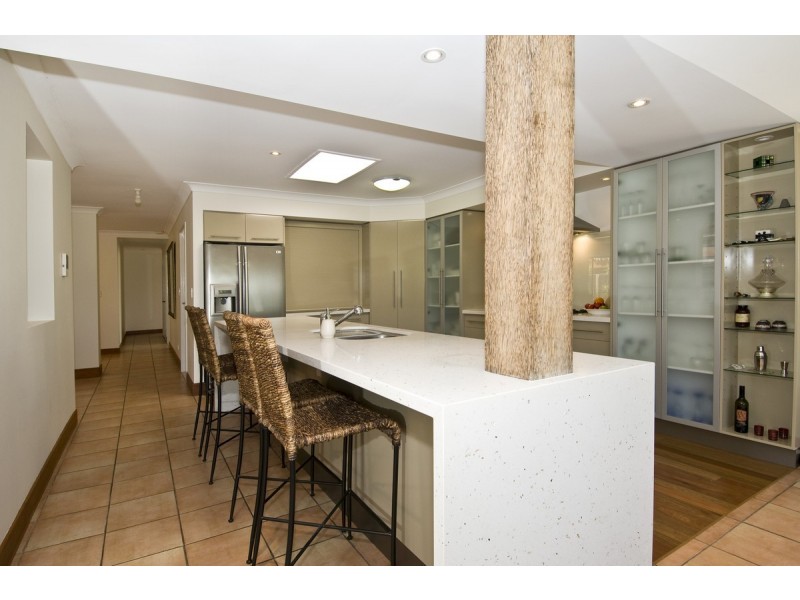 39 Beverley Cres, Broadbeach Waters QLD 4218