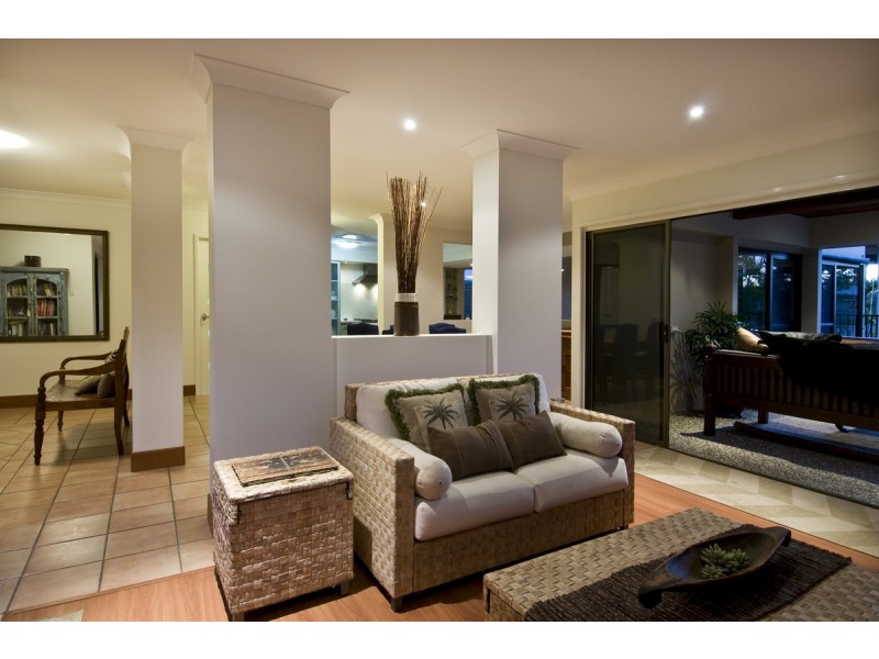 39 Beverley Cres, Broadbeach Waters QLD 4218