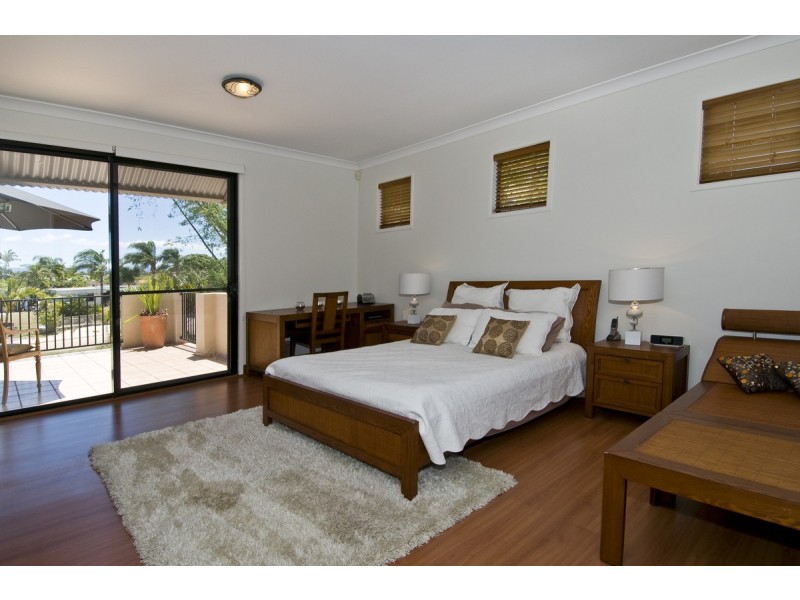 39 Beverley Cres, Broadbeach Waters QLD 4218