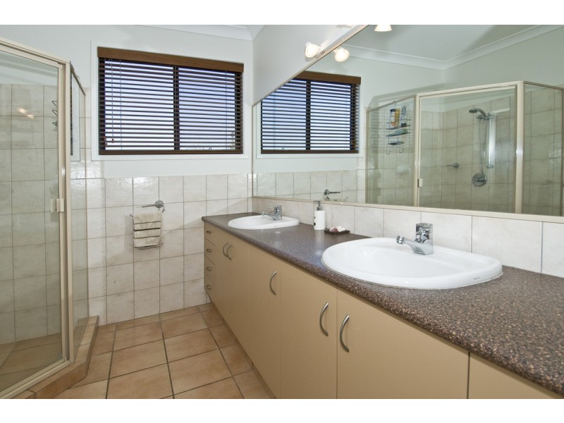 39 Beverley Cres, Broadbeach Waters QLD 4218