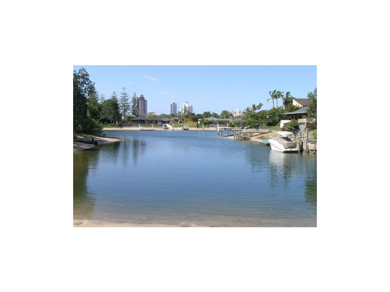 18 Beverley Cres, Broadbeach Waters QLD 4218