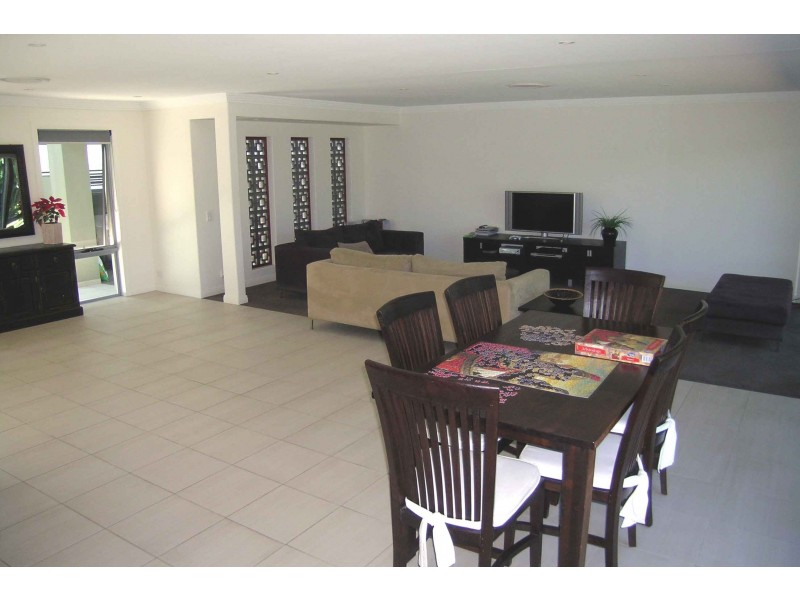 18 Beverley Cres, Broadbeach Waters QLD 4218