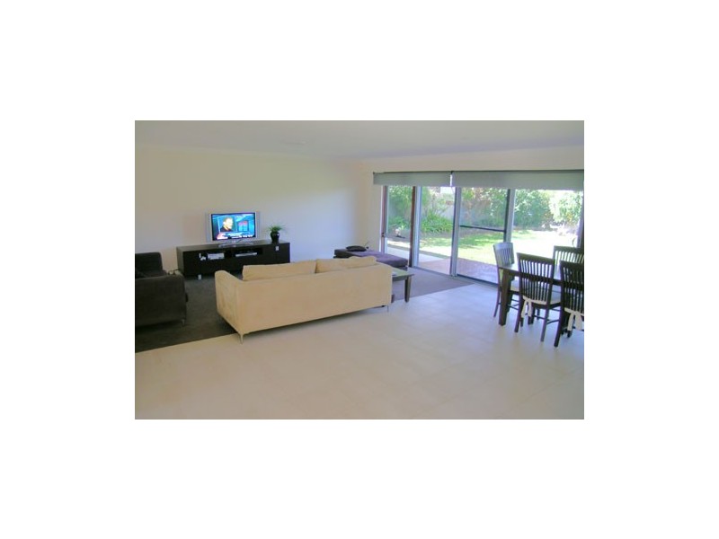 18 Beverley Cres, Broadbeach Waters QLD 4218