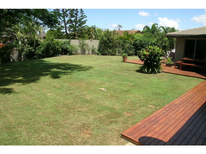 18 Beverley Cres, Broadbeach Waters QLD 4218