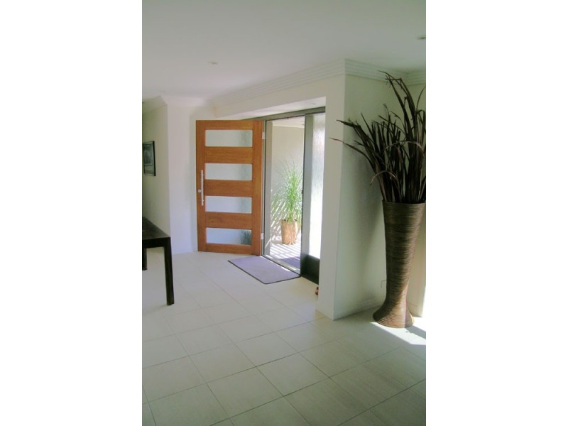 18 Beverley Cres, Broadbeach Waters QLD 4218