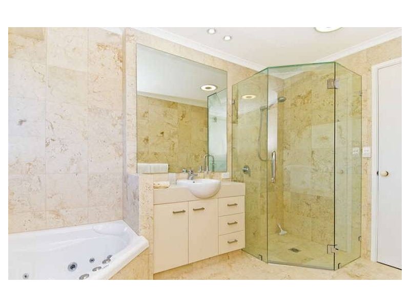 18 Alma St, Broadbeach Waters QLD 4218