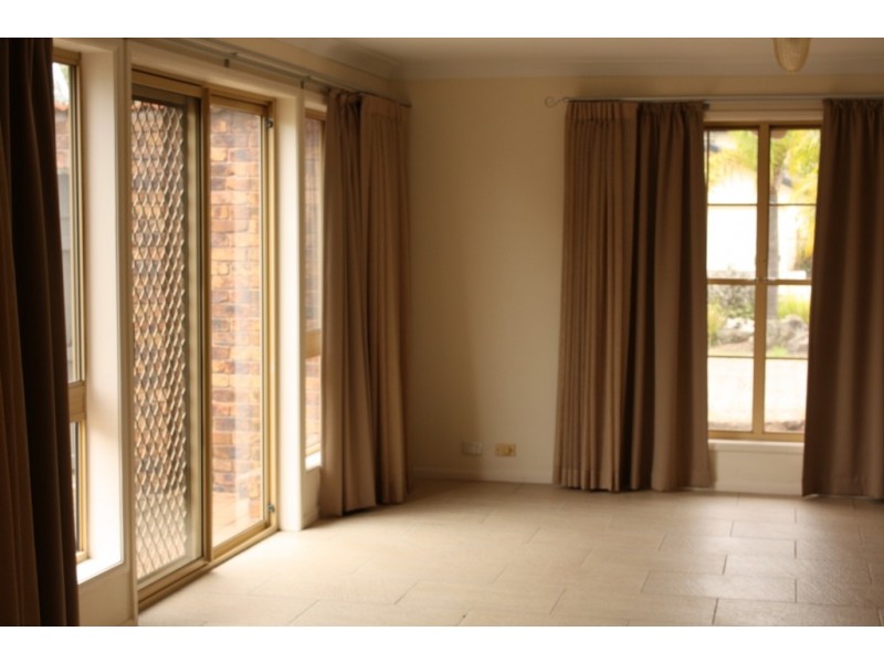 5 Villa Court, Broadbeach Waters QLD 4218