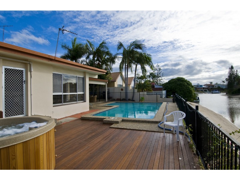 7 Sara Ave, Broadbeach Waters QLD 4218