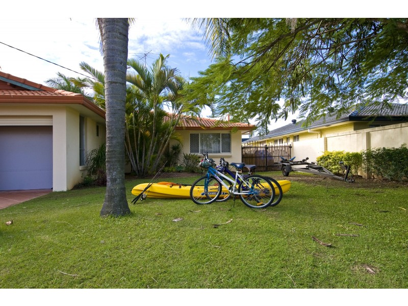 7 Sara Ave, Broadbeach Waters QLD 4218