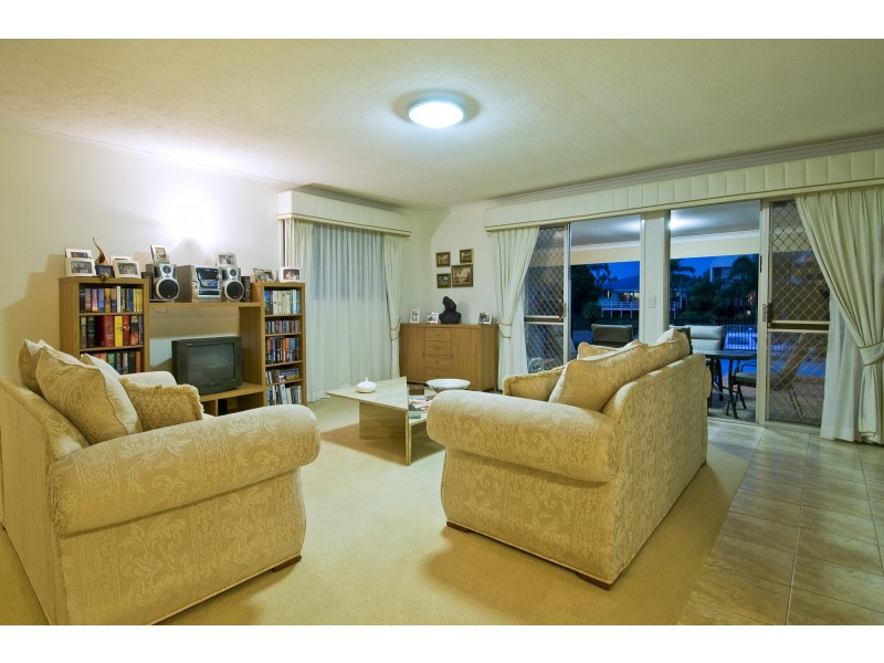 7 Sara Ave, Broadbeach Waters QLD 4218