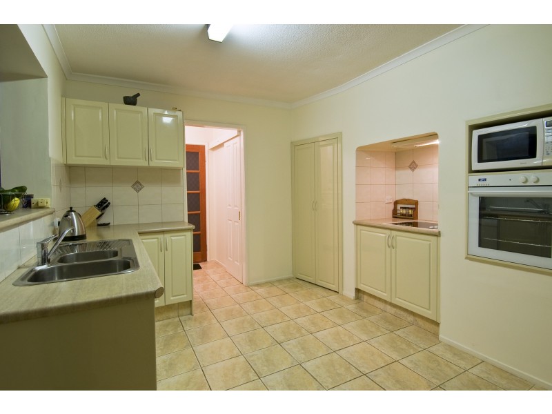 7 Sara Ave, Broadbeach Waters QLD 4218