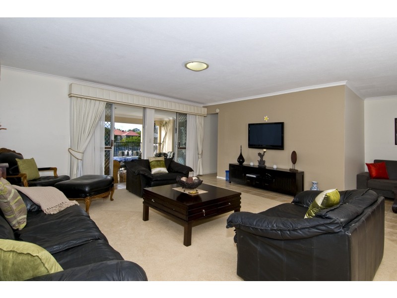 7 Sara Ave, Broadbeach Waters QLD 4218