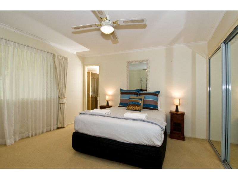 7 Sara Ave, Broadbeach Waters QLD 4218