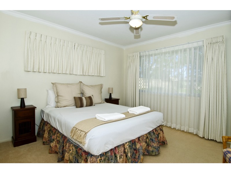 7 Sara Ave, Broadbeach Waters QLD 4218