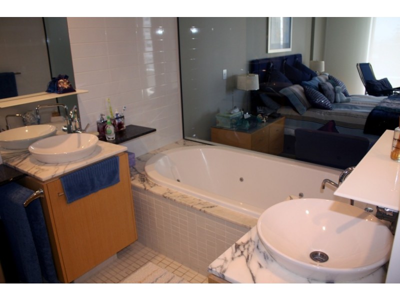 702/17 Albert Ave, Broadbeach QLD 4218