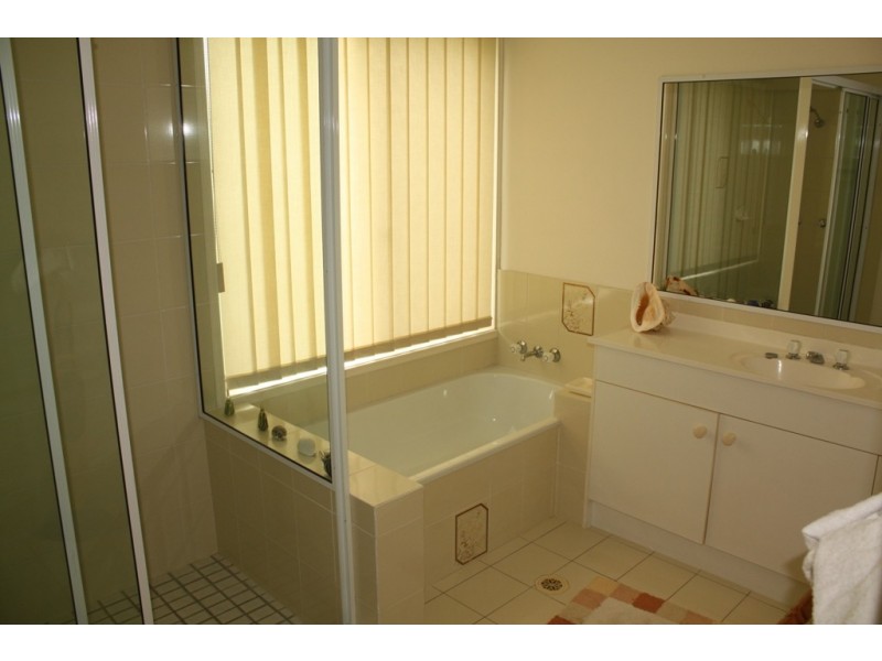 11 Indooroopilly Dr, Robina QLD 4226