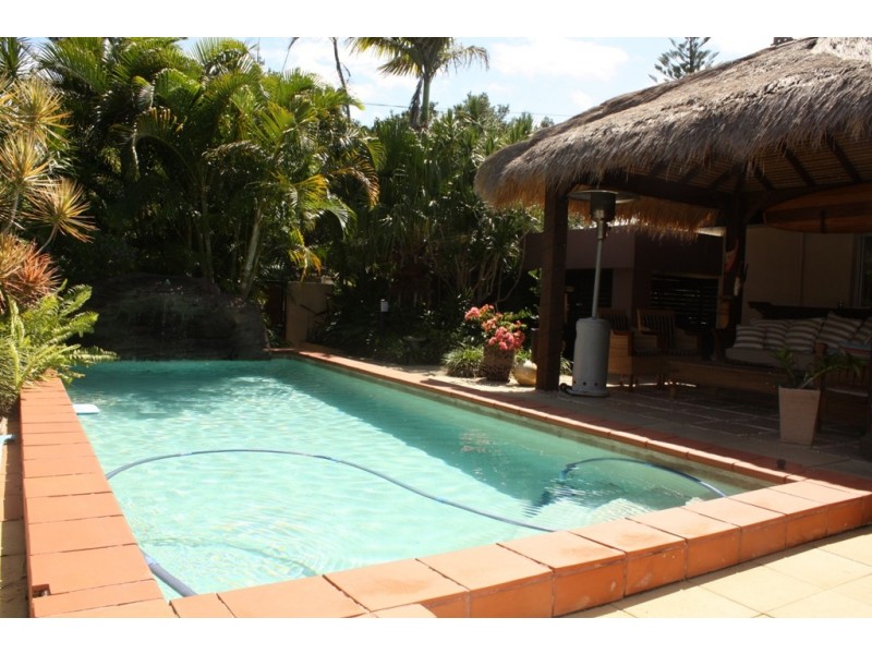 8 Park Avenue, Broadbeach Waters QLD 4218