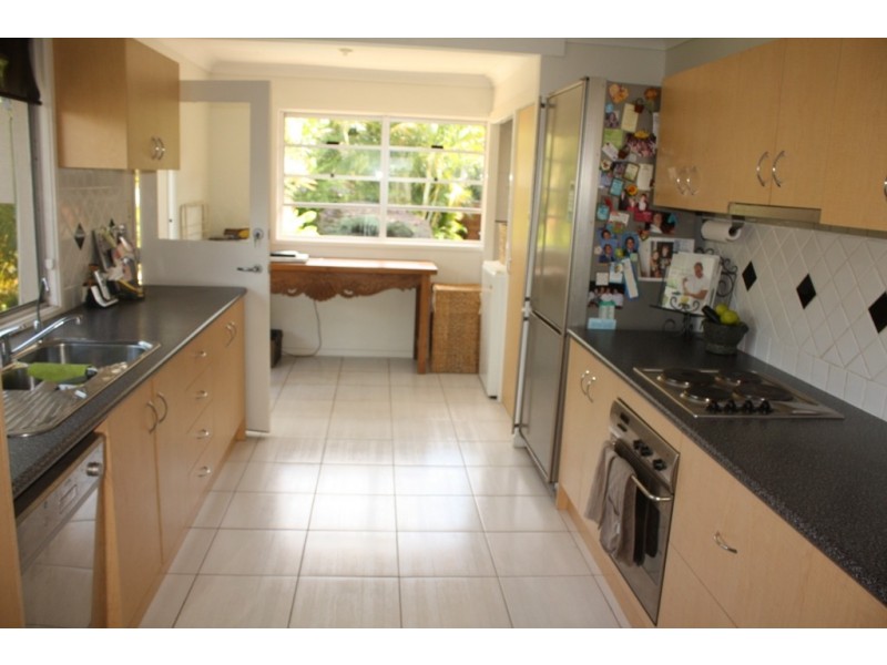 8 Park Avenue, Broadbeach Waters QLD 4218