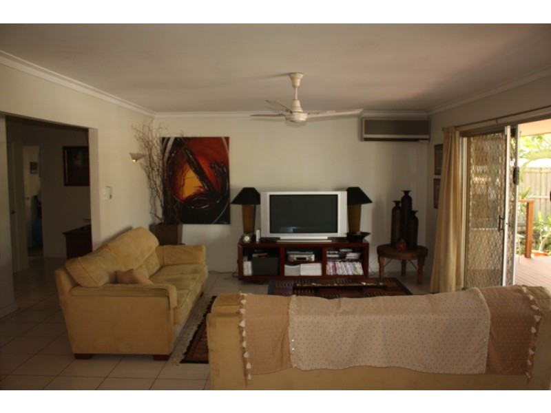 8 Park Avenue, Broadbeach Waters QLD 4218