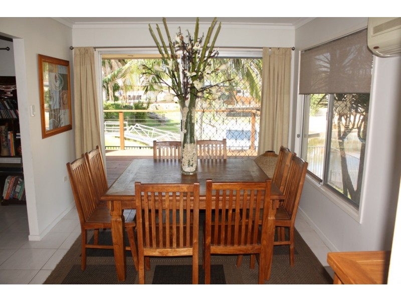 8 Park Avenue, Broadbeach Waters QLD 4218