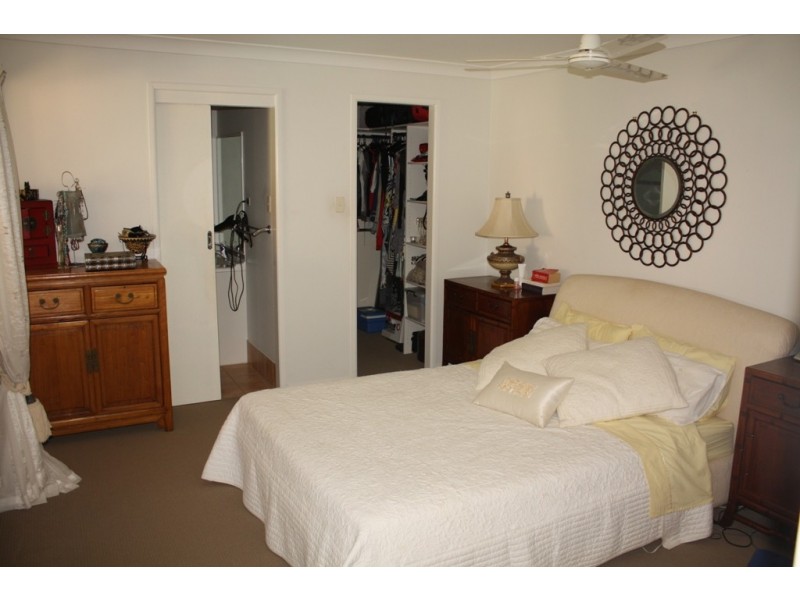 8 Park Avenue, Broadbeach Waters QLD 4218