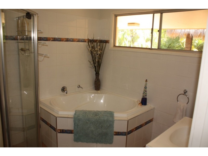 8 Park Avenue, Broadbeach Waters QLD 4218