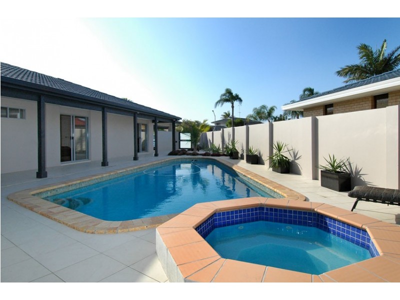 9 Moola Court, Broadbeach Waters QLD 4218