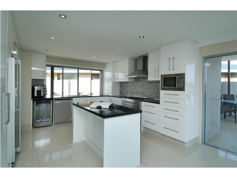 9 Moola Court, Broadbeach Waters QLD 4218